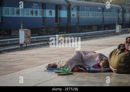 Jaipur, Indien. 09-05-2018. Eine Frau schläft auf dem Boden am Hauptbahnhof in Jaipur. Stockfoto