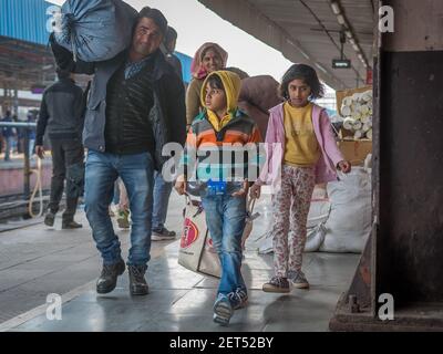 Jaipur, Indien. 09-05-2018. Familie ist zu Fuß mit ihren Habseligkeiten am Hauptbahnhof in Jaipur. Stockfoto