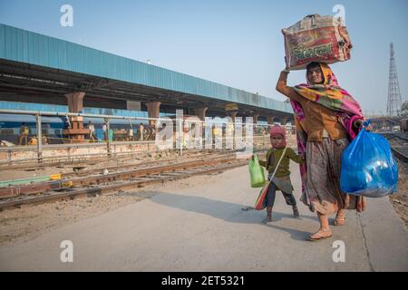 Jaipur, Indien. 09-05-2018. Familie trägt ihre Habseligkeiten am Hauptbahnhof in Jaipur. Stockfoto