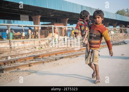 Jaipur, Indien. 09-05-2018. Ein Kind trägt seine kleine Schwester am Hauptbahnhof in Jaipur. Stockfoto