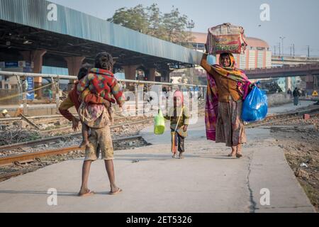 Jaipur, Indien. 09-05-2018. Familie trägt ihre Habseligkeiten am Hauptbahnhof in Jaipur. Stockfoto