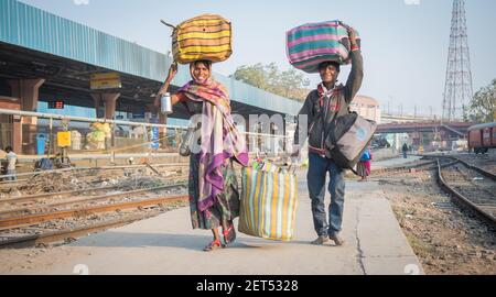 Jaipur, Indien. 09-05-2018. Familie trägt ihre Habseligkeiten am Hauptbahnhof in Jaipur. Stockfoto