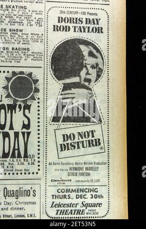 Werbung für "Do Not Disturb" mit Doris Day & Rod Taylor, The Evening News Zeitung (Freitag, 24th. Dezember 1965), London, Großbritannien. Stockfoto