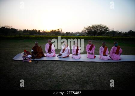 Lumbini, Nepal. März 2021, 1st. Buddhistische Nonnen rezitieren Gebete im Maya Devi Tempel, einem alten buddhistischen Tempel, dem Geburtsort von Lord Buddha und UNESCO-Weltkulturerbe in Lumbini, Nepal am Montag, 1. März 2021. Kredit: Skanda Gautam/ZUMA Wire/Alamy Live Nachrichten Stockfoto