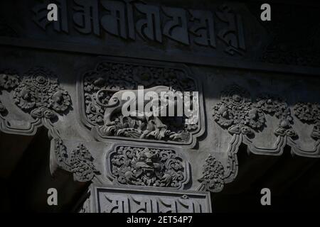 Kathmandu, Nepal. März 2021, 1st. Eine Skulptur mit Mantras ist von der Wand eines im Bau befindlichen Klosters, des Thousand Buddha Temple (Pal Thubten Shedrub Ling Kloster) in Lumbini, dem Geburtsort von Lord Buddha in Lumbini, Nepal am Montag, 1. März 2021, abgebildet. Kredit: Skanda Gautam/ZUMA Wire/Alamy Live Nachrichten Stockfoto