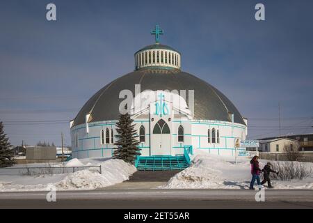 Die ikonische Iglu-förmige Kirche unserer Lieben Frau vom Sieg in Inuvik, Nordwest-Territorien, Kanadas Arktis. Stockfoto