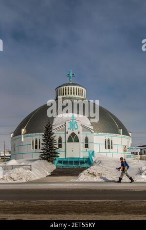 Die ikonische Kirche unserer Lieben Frau vom Sieg in Iglu-Form im Winter, Inuvik, Nordwest-Territorien, Kanadas Arktis. Stockfoto