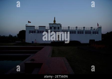 Lumbini, Nepal. März 2021, 1st. Eine buddhistische Nonne spaziert am Montag, den 1. März 2021, entlang des Maya Devi Tempels, einem alten buddhistischen Tempel, dem Geburtsort von Lord Buddha und UNESCO-Weltkulturerbe in Lumbini, Nepal. Kredit: Skanda Gautam/ZUMA Wire/Alamy Live Nachrichten Stockfoto