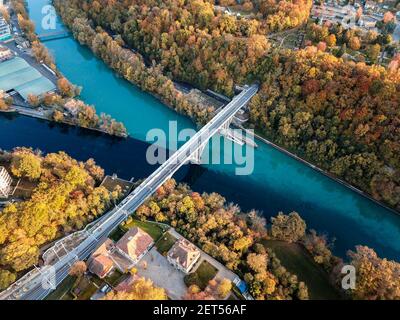 La Jonction de l'Arve et du Rhône vue du ciel, Genève, Schweiz. Luftaufnahme der Kreuzung der Flüsse Arve und Rhône in Genf, Schweiz. Stockfoto