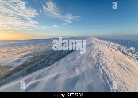 Schneeverwehungen entlang der Eisstraße im Winter, Nordwest-Territorien, Kanadas Arktis. Stockfoto