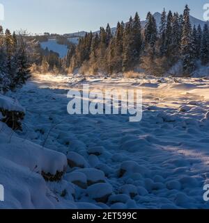 Alpenfluss an einem extrem kalten Wintermorgen Stockfoto