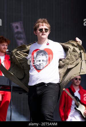 Lewis Capaldi zeigt sein Noel Gallagher T-Shirt, als er live auf der Bühne am 4. Tag von Glastonbury 2019, Worthy Farm, Pilton, Somerset auftritt. Bilddatum: Samstag, 29th. Juni 2019. Bildnachweis sollte lauten: David Jensen/EmpicsEntertainment Stockfoto