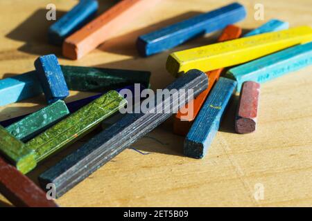 Nahaufnahme eines Stapels farbenfrohen gebrauchten Öls Pastelliert auf einer hölzernen Tischoberfläche Stockfoto