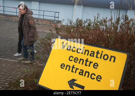 Glasgow, Großbritannien, am 1. März 2021. Schild, das die Leute zum Glasgow Club Castlemilk Covid-19 Impfzentrum führt. Mehr als 1,5 Millionen Menschen haben jetzt ihre erste Covid-19-Coronavirus-Impfung in Schottland erhalten. Foto: Jeremy Sutton-Hibbert/Alamy Live News. Stockfoto