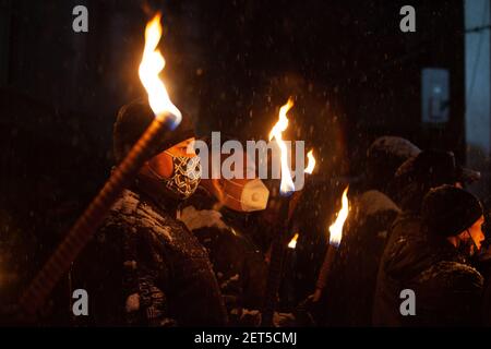 Sofia, Bulgarien - 13 2021. Feb: Menschen, die in der Hauptstadt mit Fackeln auf den Straßen des Generals Lukov - einem Helden aus dem Ersten Weltkrieg - verarbeitet werden Stockfoto