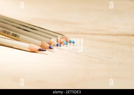 Die Bleistifte auf dem Tisch, Farbverlauf von blauen Bleistiften. Stockfoto