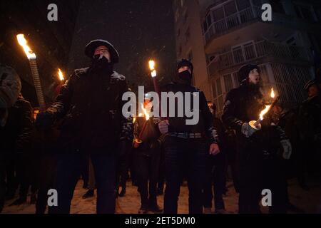 Sofia, Bulgarien - 13 2021. Feb: Menschen, die in der Hauptstadt mit Fackeln auf den Straßen des Generals Lukov - einem Helden aus dem Ersten Weltkrieg - verarbeitet werden Stockfoto