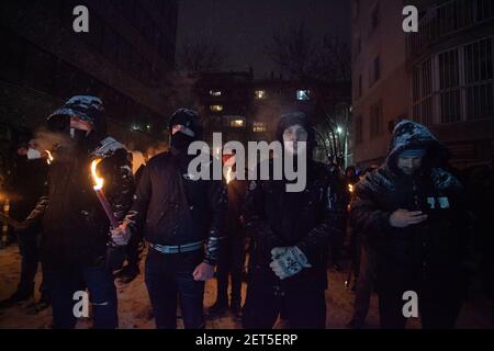 Sofia, Bulgarien - 13 2021. Feb: Menschen, die in der Hauptstadt mit Fackeln auf den Straßen des Generals Lukov - einem Helden aus dem Ersten Weltkrieg - verarbeitet werden Stockfoto