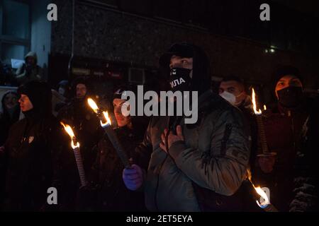 Sofia, Bulgarien - 13 2021. Feb: Menschen, die in der Hauptstadt mit Fackeln auf den Straßen des Generals Lukov - einem Helden aus dem Ersten Weltkrieg - verarbeitet werden Stockfoto