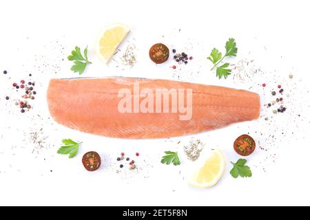 Frischer roher Lachsfisch mit Gewürzen und aromatischen Kräutern auf weißem Hintergrund. Draufsicht. Stockfoto