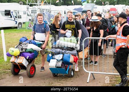 Festivalbesucher kommen vor Ort für Glastonbury 2019 in Worthy Farm, Pilton, Somerset. Bilddatum: Mittwoch, 26th. Juni 2019. Bildnachweis sollte lauten: David Jensen Stockfoto