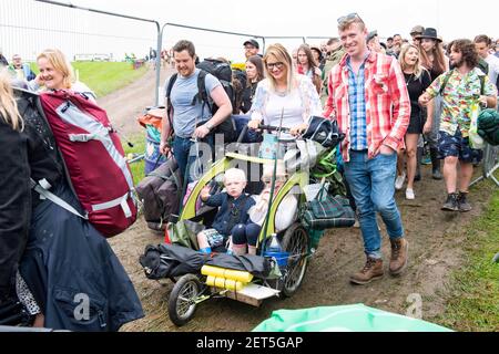 Festivalbesucher kommen vor Ort für Glastonbury 2019 in Worthy Farm, Pilton, Somerset. Bilddatum: Mittwoch, 26th. Juni 2019. Bildnachweis sollte lauten: David Jensen Stockfoto