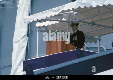 Paul X. Rinn bei der Inbetriebnahme der USS Samuel B. Roberts (FFG 58). Stockfoto