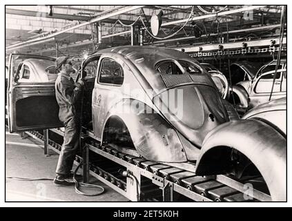 Archiv VW Auto Herstellung nach WW2 Volkswagen Auto Produktion Schweißen Auf dem Volkswagen Beetle 1940er Deutschland Stockfoto