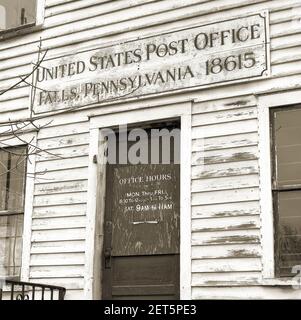 The Old Post Office In Falls, Pennsylvania. USA Falls ist eine nicht eingegliederte Gemeinde in Wyoming County, Pennsylvania, USA.[1] die Gemeinde liegt entlang des Susquehanna River 10,3 Meilen (16,6 km) westlich-nordwestlich der Innenstadt von Scranton. Stockfoto