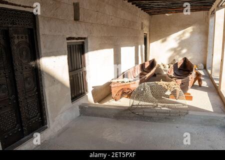 12.31.2020 - RAK, RAK, VAE - 'Ancient Museum dhow Boote ausgestellt ein mittelöstliches Fischerboot im Ras al Khaimah Museum im Vereinigten Arabischen Emira Stockfoto