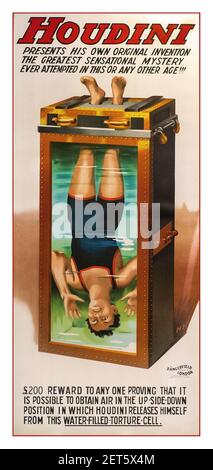 Jahrgang 1912 Unterhaltung Houdini-Wasser Folter Zelle Poster Lithographie Golden Age of Advertising, . Harry Houdini fesselte das Publikum mit seiner großartigsten Flucht, der chinesischen Wasserfolterzelle.“ Er wird mit dem Kopf nach unten in eine mit Wasser gefüllte Glasscheibe gesenkt, in voller Sicht, mit den Füßen betagt. Er begeisterte das Publikum jahrelang und blieb konkurrenzlos von seinen Berufskollegen. Houdini scheiterte nie in der Flucht. 1900 Stockfoto