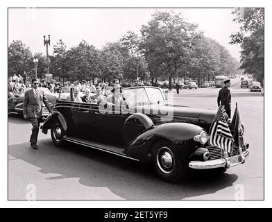 Vintage 1948 Harry Truman Lincoln Model K 'Sunshine Special' Presidential Cabrio Limousine '1948 Präsident Harry S. Truman mit Geheimdienst-Sicherheit Detail in und außerhalb der Präsidenten-Motorwagen Präsident Harry S. Truman und Vice President-elect Alben W. Barkley, Auf der Rückseite eines offenen Wagens in Washington, DC, eine Straße hinunter; Präsident Truman lächelt der Menge zu. Truman und Barkley waren gerade nach Washington zurückgekehrt, nachdem sie die Wahl von 1948 gewonnen hatten. Stockfoto