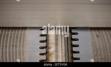 Ein Messer, das auf einem Holztisch sitzt Stockfoto