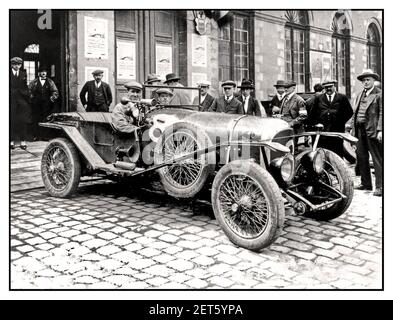 VINTAGE 1924 Le Mans Stadt mit dem Gewinner Bentley No 8 3 Liter Le Mans '1924 John Duff und Frank Clement. Frankreich. „BENTLEY BOYS“ LE MANS (SARTHE, FRANKREICH), RUNDKURS DES 24 HEURES, 24 STUNDEN VON LE MANS, SAMSTAG, 14. UND SONNTAG, 15. JUNI 1924. Die drei Liter John Duff und Frank Clement sicherten sich den ersten von Bentleys sechs Siegen im Rennen. Stockfoto