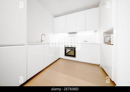 Blick auf eine weiße moderne Küche Stockfoto