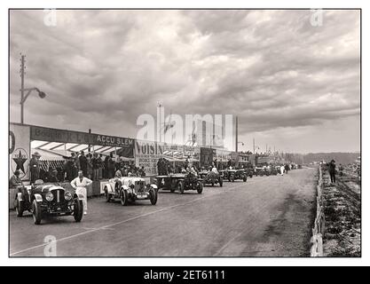 Vintage LE MANS 24 HR Grid startklar bei den 1929 24 Stunden des Le Mans Motor Race Frankreich, das Bentley Speed Six No 1 der britischen Fahrer Barnato & Birkin auf der linken Seite im Vordergrund gewann. Stockfoto