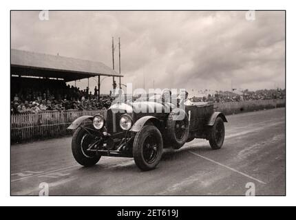 Le MANS Jahrgang 1929 ‘Bentley Boys Foto Gewinner Bentley 1 Speed 6 von Barnato & Birkin bei den 1929 24 Stunden von Le Mans 24 Stunden Frankreich. Die Nummer 1 Speed Six von Captain Woolf 'Babe' Barnato und Sir Henry 'Tim' Birkin, Der wahrscheinlich schnellste der Bentley Boys, der 2.843 Kilometer mit einer Durchschnittsgeschwindigkeit von 118,492 km/h zurückgelegt hatte, sicherte sich für die britische Marke den vierten und dritten Sieg in Folge Stockfoto