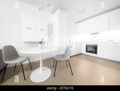 Eine Küche mit Holzboden Stockfoto