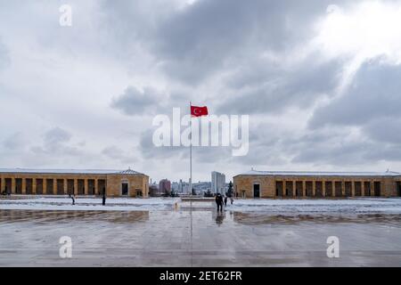 Ankara, Türkei - Februar 16 2021: Menschen besuchen Anitkabir im Winter. Stockfoto