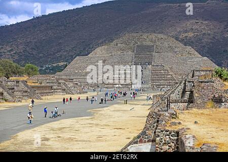 Mondpyramide / Pirámide de la Luna, erbaut zwischen 100 und 450 n. Chr. und Bühne für rituelle Opfer in Teotihuacan, Mexiko Stockfoto