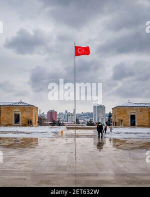 Ankara, Türkei - Februar 16 2021: Anitkabir im Winter mit riesiger türkischer Flagge. Stockfoto