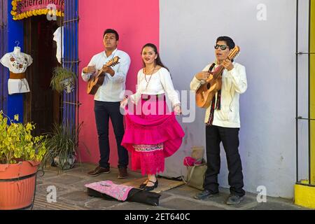 Mexikanische Straßenmusiker spielen Gitarre und singen in den Straßen der Stadt Puebla, Mexiko Stockfoto