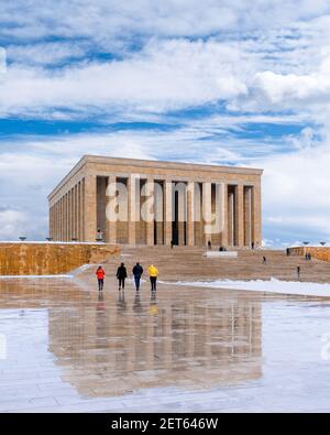 Ankara, Türkei - Februar 16 2021: Menschen besuchen Anitkabir im Winter. Stockfoto