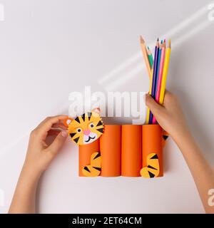 Hausgemachte Bleistifthalter, Toilettenpapierrolle Handwerk Konzept für Kinder und Kindergarten, DIY, Tutorial, Tiger Spielzeug Stockfoto