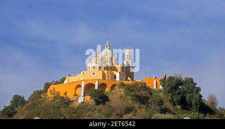 Iglesia de Nuestra Señora de los Remedios, mexikanische Kirche aus dem 16th. Jahrhundert, die auf der Tlachihualtepetl-Pyramide in Cholula, Puebla, Mexiko, erbaut wurde Stockfoto