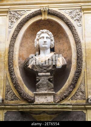 Büste von Belisarius in der Via Campania, im Bezirk Ludovisi, kann man diese imposante Büste in einer Nische sehen, die sich an die Aurelianischen Mauern lehnt. Die Statue stammt aus dem siebzehnten Jahrhundert, als das Gebiet von Villa Ludovisi besetzt wurde, wahrscheinlich mit der Funktion, der Hintergrund zu einer der großen Alleen der Villa, und höchstwahrscheinlich stellt die byzantinische General Belisarius, Obwohl einige haben theoretisiert, dass Alexander der große oder Bacchus - Rom, Italien Stockfoto