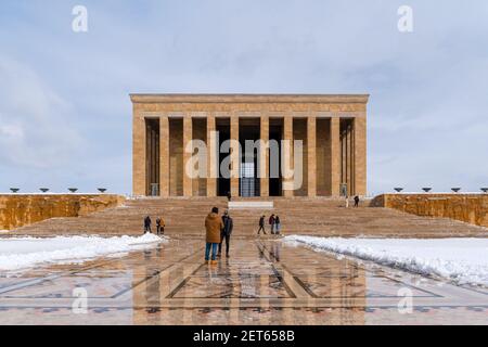 Ankara, Türkei - Februar 16 2021: Menschen besuchen Anitkabir im Winter. Stockfoto