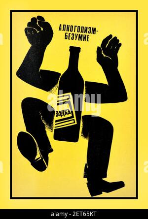 Sowjetisch-russische Anti-Alkohol-Propaganda-Plakat ‘Alkoholismus - Wahnsinn’ aus den 80er Jahren - Illustration einer Flasche Wodka mit nach hinten fallenden Armen und Beinen auf gelbem Hintergrund. Zwischen 1985 und 87 führte Michail Gorbatschow eine Anti-Alkohol-Kampagne mit partiellem Verbot durch, umgangssprachlich als "Trockenslaw" bekannt. Die Preise für Wodka, Wein und Bier wurden erhöht, und ihre Verkäufe wurden in Menge und Tageszeit beschränkt. Menschen, die bei der Arbeit oder in der Öffentlichkeit betrunken gefangen wurden, wurden strafrechtlich verfolgt. Die Reform hatte Auswirkungen auf den Alkoholismus im Land, Russland Sowjetunion Stockfoto