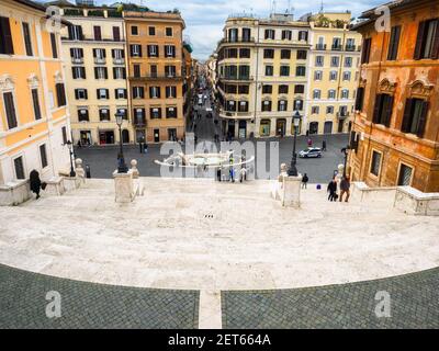 Blick auf die Piazza di Spagna und die spanische Treppe von Trinita' dei Monti - Rom, Italhy Stockfoto