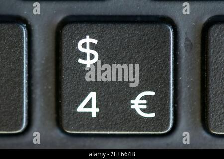 Nummer 4, Dollar und Euro-Taste auf einer Laptop-Tastatur Stockfoto